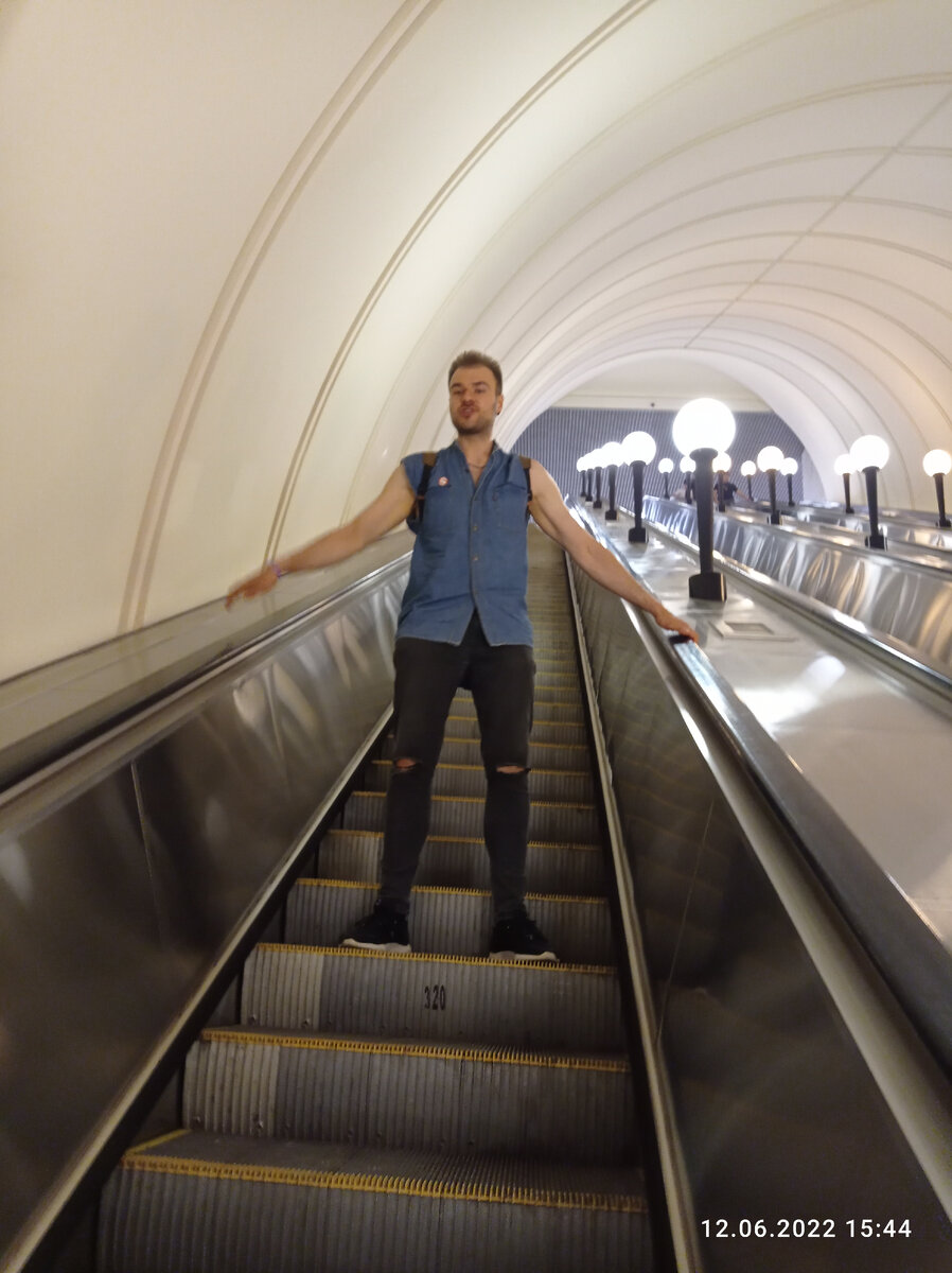 Тим на эскалаторе метро Окружной