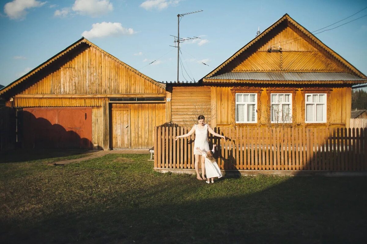 Купил 2 дома в деревне последнее. Частный дом в деревне. Дом в селе. Частный домик в деревне. Современный деревенский дом в России.