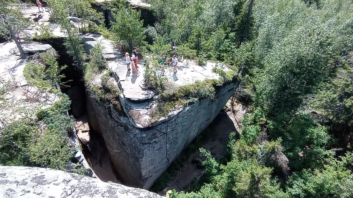 Скала треугольник с чёткими углами. 