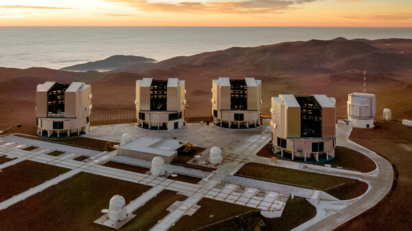 Вид на комплекс из четырёх отдельных 8,2-метровых и четырёх вспомогательных 1,8-метровых оптических телескопов, объединённых в одну систему VLT. Пустыня Атакама, Чили. Обложка © Wikipedia / ESO/G. Hüdepohl / atacamaphoto.com