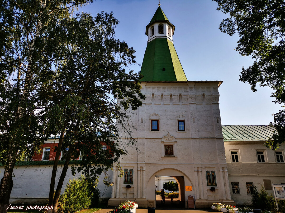 Спасская башня, построенная в семнадцатом веке, возвышается с северной стороны крепостных стен монастыря. Сейчас это первый и основной вход в монастырь, который предлагается посетителям, так как ее ворота смотрят прямиком на проезжую дорогу