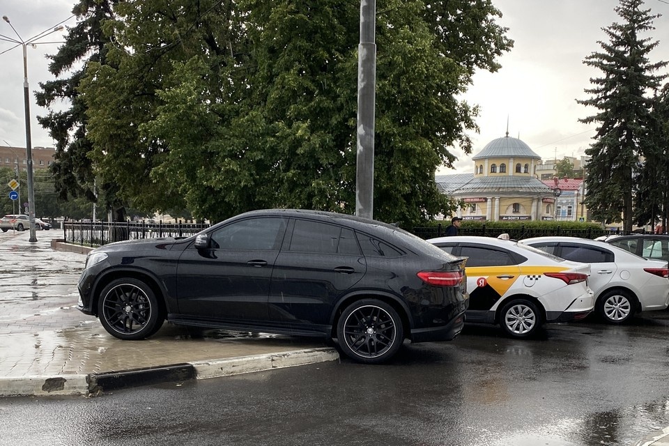     Mercedes с «правительственными» номерами припарковался на тротуаре в центре Рязани.