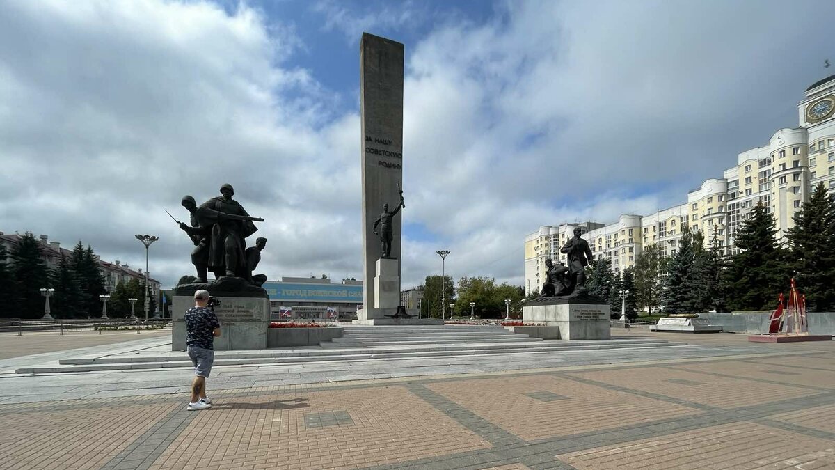 Партизанская площадь. Площадь Партизан Брянск. Монумент на площади Партизан в Брянске. Памятник освободителям Брянска. Достопримечательности города Брянска площадь Партизан.