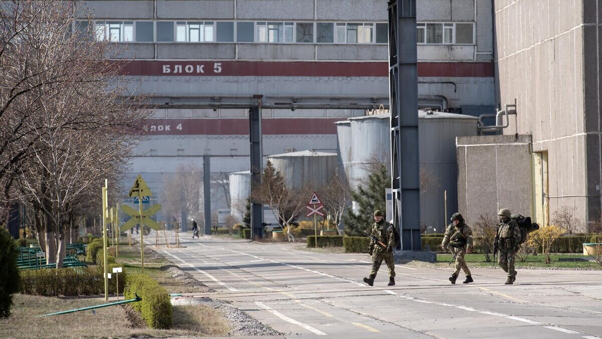    Военнослужащие ВС РФ на территории Запорожской АЭС© РИА Новости