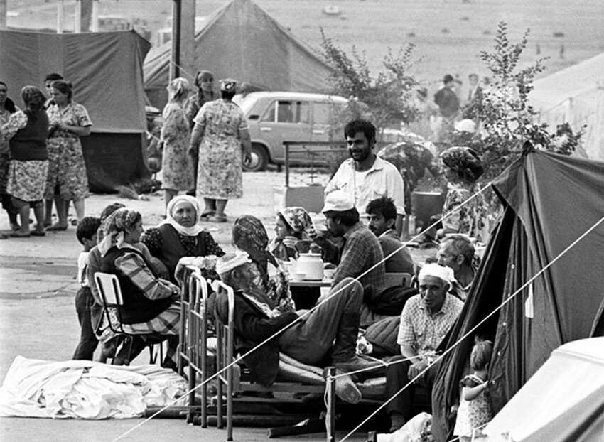 Лагерь беженцев. Турки-месхетинцы, 1989 год. Они бежали из Узбекистана от погромов и грабежей.