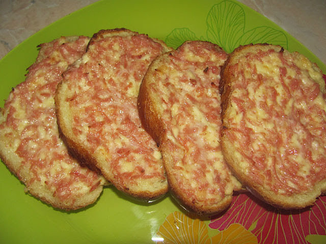 Печенье с колбасой и сыром