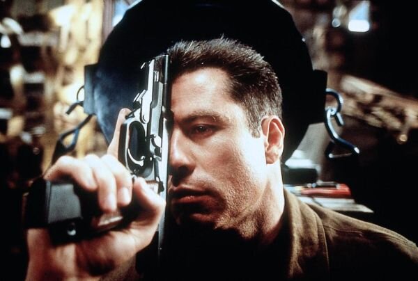 Кадр их х/ф "Сломанная стрела". Майор Вик Диккенс в исполнении Джона Траволты. 