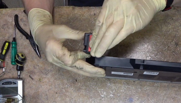 Фото 100. Длинный штифт ставится со стороны шестеренок 