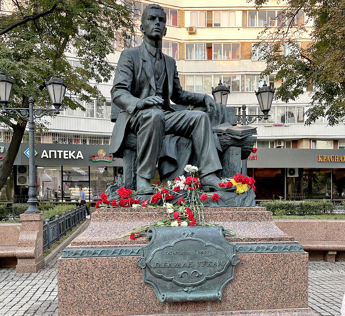 «Начинается прогулка обычно у памятника Габдулле Тукаю в сквере на Новокузнецкой улице» Фото: tatmsk.tatarstan.ru