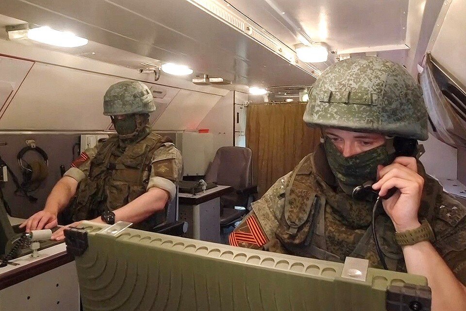     Военнослужащие во время боевой работы расчетов ОТРК "Искандер" по нанесению ударов по объектам военной инфраструктуры ВСУ в ходе специальной военной операции. Кадр из видео пресс-службы Минобороны РФ/ТАСС