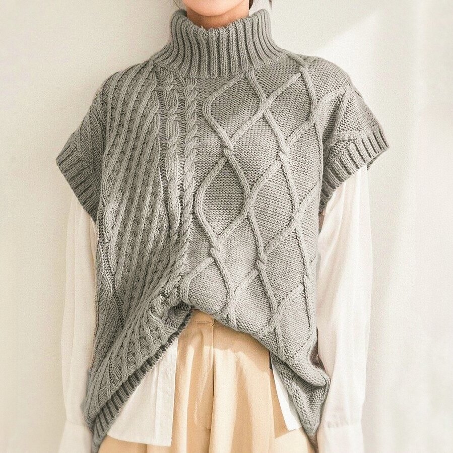 Безрукавка с косами и высоким воротником