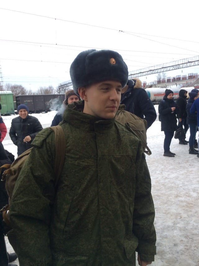 Год назад демобилизовался из Росгвардии, на фото отправка в армию.
