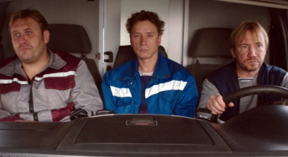 Николай Шрайбер в роли фельдшера Димы Якушкина, Александр Яценко в роли Олега, Сергей Наседкин в роли водителя Николаича. Кадр из кинофильма "Аритмия", 2017 г., режиссер Борис Хлебников, сценаристы Наталия Мещанинова, Борис Хлебников. Скриншот кадра для иллюстрации