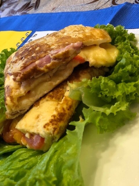 Привет! Сегодня мы с тобой приготовим вкусный завтрак для наших мужчины .Яичный рулет  с начинкой.
