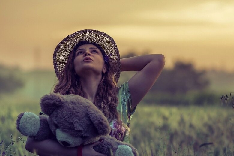 Жизнь хорошей девочки. Фото девушка романтика портрет. Crop hat. Girl 4000 k. Man and woman in hats in grass.