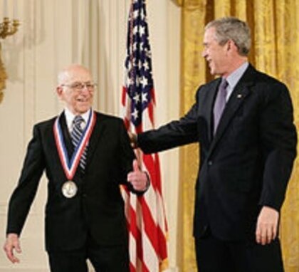 Вручение Национальной медали США Ральфу Баеру(прошу прощение за гадское качество) 