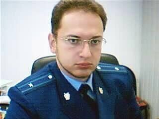 А чего бы это мне такого написать, чтобы всем вдруг сразу интересно стало? 
Такого, чтобы сразу всем — вряд ли что-то напишу, а вот чтобы коллегам – юристам было интересно, попробую. 
Сразу оговорюсь, что к, имеющей место быть, ситуации я совсем иначе относился, когда служил в прокуратуре и занимал должность заместителя прокурора одного из городов в области. )) 
И так, что мы имеем? 
В уголовно-процессуальном кодексе мы имеем ст. 15 УПК РФ «Состязательность сторон», в части 3 этой статьи написано: «… суд не является органом уголовного преследования, не выступает на стороне обвинения или стороне защиты.» 
А на практике? Если даже просто глянуть в статистику оправдательных приговоров, у любого здравомыслящего человека должна возникнуть мысль, что здесь что-то не так, ибо их меньше 1%. 
Может быть у нас следствие идеально работает? 
С учетом кадрового голодания в следствии Управления МВД по Самарской области и традиционной чрезмерной загруженности следователей полиции уголовными делами, принимая во внимание, что основная масса следователей как МВД, так и СКР, которые работают «на земле» имеют стаж менее 3 лет, вряд ли . 
Или адвокаты все дебилы? 
Адвокатов всяких есть у нас. Из-за крайне низкого порога входа в профессию (я имею в виду сложность сдачи адвокатского экзамена), между понятием «адвокат» и понятием «высококлассный юрист» далеко не всегда можно поставить знак равенства. Но вместе с тем, серьезных профессионалов среди представителей адвокатской профессии в Самаре хватает и уж их вряд ли меньше, чем в следственных органах. 
Так что же не так с оправдательными и причем тут принцип состязательности? 
А не так с оправдательными то, что судьи их предпочитают не писать, о том, почему, наверное, имеет смысл поговорить отдельно. 
Принцип же состязательности тут при том, что если судьи не хотят писать оправдательные, то остается писать лишь обвинительные приговоры, а из-за вышеперечисленных нюансов в органах предварительного расследования и не всегда стопроцентного профессионализма среди прокурорских работников, приходится оным помогать. 
Не единожды я был свидетелем того, как в процессе молодой помощник прокурора сидит и молчит как «рыба об лед», а судья сыплет вопросами свидетелям защиты, пытаясь «вывести их на чистую воду» или затребует документы, или добывает иные доказательства в пользу обвинения, поскольку у гособвинителя у самого не хватило в голове, чтобы до этого додуматься. 
От чего-то в районных и городских судах гособвинителю не зазорно зайти перед процессом в кабинет судьи и обсудить дело, а если адвокат зайдет, то сразу пойдут разговоры и момент такого визита для судьи сразу может стать компрометирующим. 
Так что у нас в регионе принцип состязательности уголовного процесса, метафорически выражаясь, шибко хромает на одну ногу и вполне очевидно на какую именно. 
О том, почему судьи не любят оправдывать и что со всем этим делать, порассуждаем в следующий раз, а пока буду рад комментариям.))