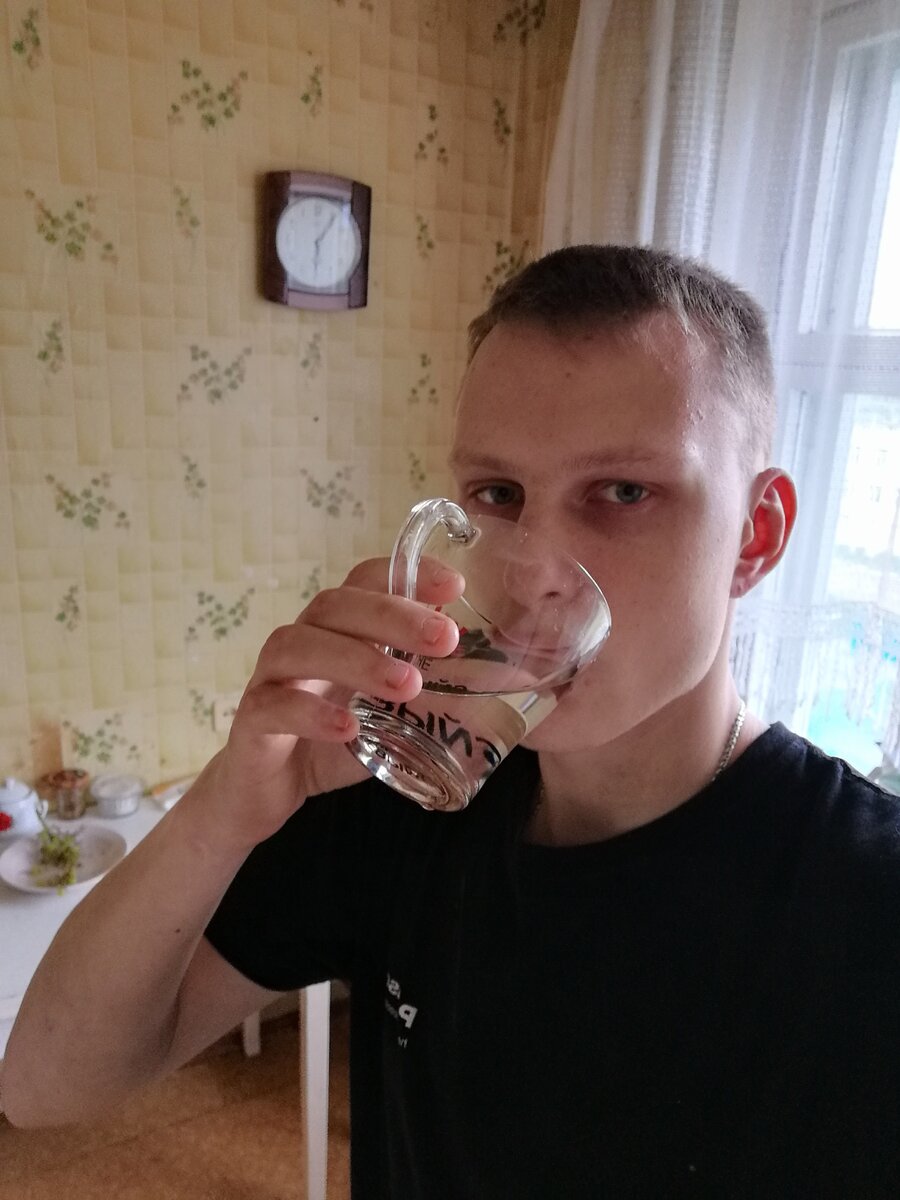 Это я, пью воду.