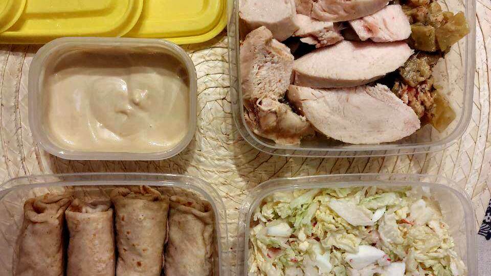 День в офисе. Упаковала еду на день в контейнеры.