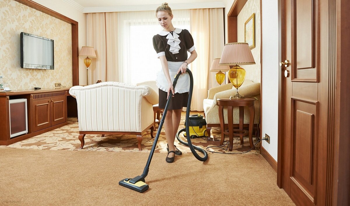 Maid cleans. Уборка в гостинице. Горничная в гостинице. Уборщик в гостинице. Горничная уборка.