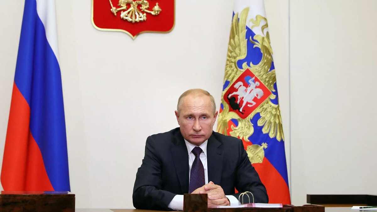 Президент РФ Владимир Путин обсудил с постоянными членами Совета безопасности России итоги состоявшегося 3 сентября визита премьер-министра РФ Михаила Мишустина в Минск и подготовку к визиту президента Белоруссии Александра Лукашенко в Москву. Об этом сообщил пресс-секретарь главы российского государства Дмитрий Песков."Обсуждались итоги визита председателя правительства России в Минск, в том числе в контексте подготовки поездки президента Белоруссии в Москву", - сказал он.Помимо этого на совещании обсуждались вопросы внутрироссийской социально-экономической повестки дня."Приглашенный на совещание генпрокурор РФ Игорь Краснов информировал его участников о мерах, принимаемых по защите прав и интересов граждан, пострадавших от преступных посягательств", - отметил Песков. "Состоялся обстоятельный обмен мнениями на эту тему", добавил он.Конституция РФ гарантирует судебную защиту прав и интересов граждан, а потерпевшим государство обеспечивает доступ к правосудию и право на компенсацию причиненного ущерба. Вместе с тем, по данным социологических исследований, почти половина пострадавших не обращаются за помощью в правоохранительные органы, сказал Песков.В совещании приняли участие заместитель председателя Совбеза Дмитрий Медведев, спикеры обеих палат парламента Валентина Матвиенко и Вячеслав Володин, секретарь Совбеза Николай Патрушев, министры иностранных дел Сергей Лавров, внутренних дел Владимир Колокольцев, обороны Сергей Шойгу, директор ФСБ Александр Бортников и глава СВР Сергей Нарышкин.