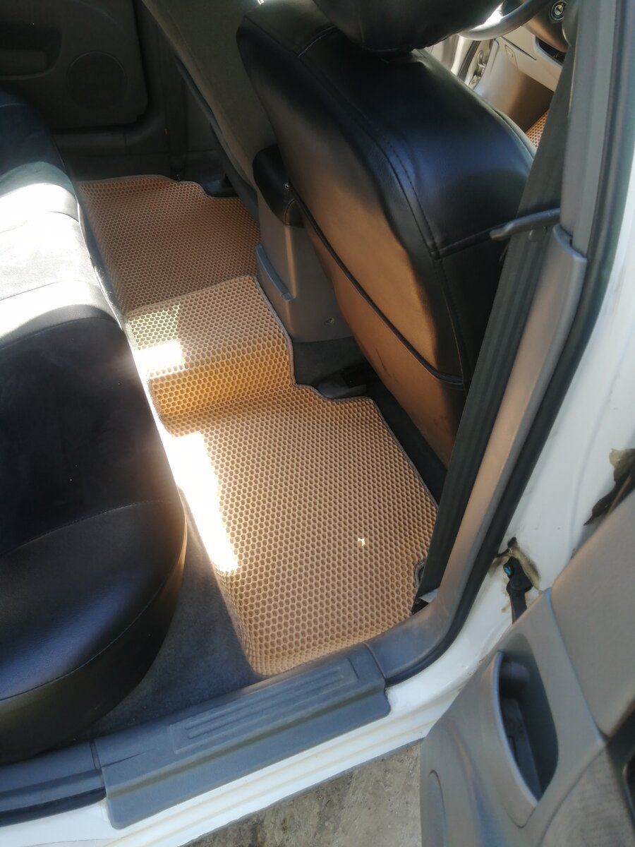 Задний ряд ковриков сделан с небольшими бортиками и слитной перемычкой тоннеля к одному из ковриков