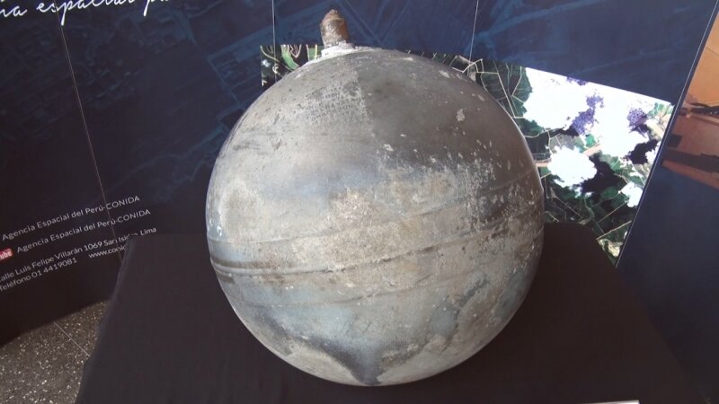 Металлический шар упал с высоты 26 м. Шары с неба металлические. Металлические шары упавшие с неба. Металлический шар в небе. НЛО металлический шар.