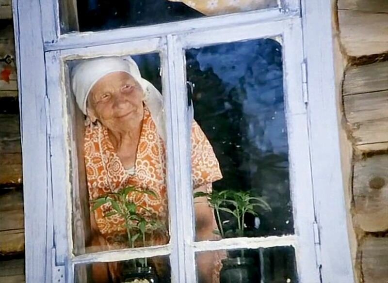 Что то вспомнилось перед сном)! Сентиментальная старческая грусть)!
Старая дева!
Она жила много лет над нашими головами, а мы даже не догадывались о её существовании! Не! Мы конечно знали, что над нами живёт бабушка и что у неё есть родственники, которые её навещают, но знакомы небыли. А бабушка Аня уже много лет не выходила из своей квартиры, умудрялась жить на пенсию и подачки племянницы, которой отписала эту квартиру. Но тут у племянницы случился отпуск в Египет и у её детей тоже, которые тоже имели виды на эту квартиру и приглядывать и содержать бабушку Аню на ближайшие две недели оказалось некому. Племянница, обыкновенная женщина и хотела в отпуск. Пробежалась по всему подъезду и кроме моей мамы, присмотреть и обслужить бабушку Аню, никто не согласился. 10000 рублей, 10 лет назад, были хорошие деньги. Бабушка Аня, маленькая и хрупкая татарка, лет 80-ти, передвигалась по квартире с помощью стула. Глаза слезились, паркинсон или альцгеймер потряхивал кудрявую голову, но на лице, сквозь тысячу морщин, светило солнышко. Я тоже узнал про неё случайно. Мама жила она, папа умер пару лет назад  и я почти ежедневно навещал мать, хотя она вообще ни о чём не просила. Я и не знал, что она подвязалась присматривать за соседкой. Не трудно представить, как одинокий человек женского пола и преклонного возраста, живёт много лет один! Нет)! В квартире практически чисто и нормально! Но сантехника тихий ужас! И этот тихий ужас вылился внезапно весь на меня)! Не буду рассказывать подробности, вспоминать страшно, как спиливая болгаркой чугунный слив с унитаза, видеть отверстие для слива в 15-ти сантиметровой трубе с голубиное яйцо! А всё остальное минеральные образования)! Я не сантехник, я просто мужик, который всё делает сам! Поработал пару вечеров, помог бабушкам и был доволен, что помог. 
  Бабушка Аня! Она смотрела на меня как на бога, а я честно не заслуживал такого внимания и чувствовал себя не в своей тарелке. Андрюша! Андрюша, как необычно в 50 лет слышать так своё имя)! Я чайник согрела, давай я тебя чаем угощу?! Да спасибо баб Аня, да не надо я спешу! Ну пожалуйста Андрюша!
 Ну как я мог отказать!
Костыли, спинка стула, угол стола, всё служило опорой, для её старого тела, лишь бы удержать мужчину! Баб Аня, давай я сам чай налью! Нет нет Андрюша, я сама!
Наливает чай, с трудом присаживается на табурет. Ваза на столе полна вкусняшек! Моя мама светлая ей память, сама была сладкоешка и бабу Аню за 10 дней пыталась приучить к своему меню)!
 Пью чай, Аня смотрит в окно, приподнимаясь за отполированную спинку стула. Глаза совсем маленькие и плачут душой, как в Калине красной. 
Тёть Аня! Кого высматриваешь? 
Да Ивана! Жениха своего!
Я чуть не поперхнулся чаем! Да нормальная я Андрюша! Перед самой войной полюбила его, а женщиной не успела стать. К свадьбе шло, сам понимаешь как! Забрали на войну в первые дни, попал на флот и пропал без вести, а раз без вести значит жив может быть! А я до сих пор девушка и его дедушку узнаю если увижу! Вот смотрю в окно и думаю, смотрю и мечтаю, смотрю и живу!
 Мне железным обручем стянуло горло. Какие там эмоции)! Всё меркнет перед силой духа и заключённым в нём страданием!
 Бабушка Аня пережила мою маму на несколько лет! Я навещал её в день смерти мамы. Приносил вино и конфеты, пил её чай и смотрел как на родную!
Давно это было! Квартиры мамы и бабушки Ани проданы. Окна квартир сверкают стеклопакетами и пластиком, а за ними кипят молодые, семейные страсти.