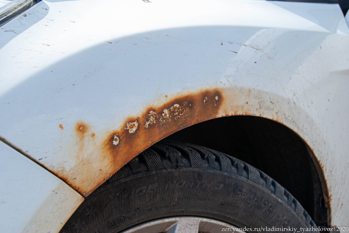 Было небольшое ДТП на эту сторону. Смотрите, во что превратилось крыло, спустя год...