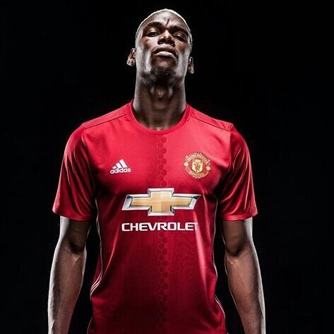 Любитель причёсок и танцев. Если ему найдут место на поле,а сам он перестанет скандалить-наверняка станет топовым игроков.На поле )