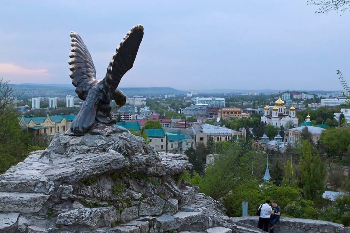 Скульптура орла в Пятигорске