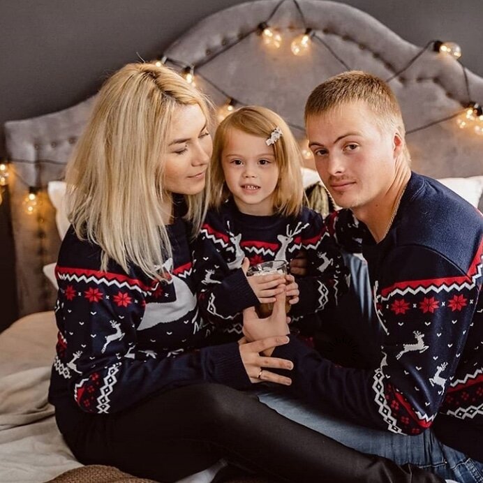 Несгибаемая сила духа, — это нормальное состояние русской женщины.

Некоторое время пристально наблюдала за тем, как развиваются события в одной семье.

Хотелось бы не похвалить, а рассказать о том, как эта ситуация смотрелась со стороны, и чтобы многие родители сделали выводы.

Ребенок у Анжелики родился больной. На выживание, шансов было мало. И даже если выживет, то останется инвалидом. Пугали, что девочка будет умственно отсталая, с синдромом ДЦП, слепая и так далее. А если и выживет, то это овощ! Звучит, как приговор для многих.

Наблюдала, как же Анжелика будет себя вести. Поведение не поразило и не восхитило. Увидела настоящую русскую маму: сильную и терпеливую!

Увидела то, что Анжелика не сдалась! Обстоятельно изучая все возможные варианты, боролась за жизнь и здоровье своего ребенка. Это вызывает уважение!

Больше понравилось то, что Анжелика не паниковала, никому не жаловалась. Чувствовалось присутствие духа и даже юмор.

Такие люди вызывают уважение не только у женщин, а даже у сильной половины человечества. Сколько же надо терпения, силы духа, самообладания для того, чтобы не сдаваться ни на секунду, постоянно держать себя в руках? Шаг за шагом, миллиметр за миллиметром двигала ребенка к нормальной, здоровой жизни.

Говоря об этом, упустила один маленький момент, что Анжелика не только мать, а еще и жена. Помощь мужа в такой ситуации тоже неоценима. Но отношения мужа и жены, тоже требуют внимания. 

Семейные отношения, — это не только совместное проживание и воспитание детей. Но и общение, любовь и уважение друг к другу. Здесь Анжелика тоже оказалась на высоте!

Поэтому, хочется сказать многим семейным парам: «Прежде чем жаловаться или даже пускать в свою голову мысли о том, что что-то в вашей жизни не так, что-то плохо, — посмотрите на Анжелику. Поставьте себя на ее место! А потом подумайте, хватил ли у вас совести жаловаться себе и жалеть себя».

Мало написала о муже Анжелики потому, что мужчиной может называть себя только сильным духом человек. Поэтому мужчина по сути должен быть таким.

На этом закончу публикацию и оставлю вас наедине с вашими мыслями. А задуматься стоит очень многим.
С уважением, Наталья Орехова!

