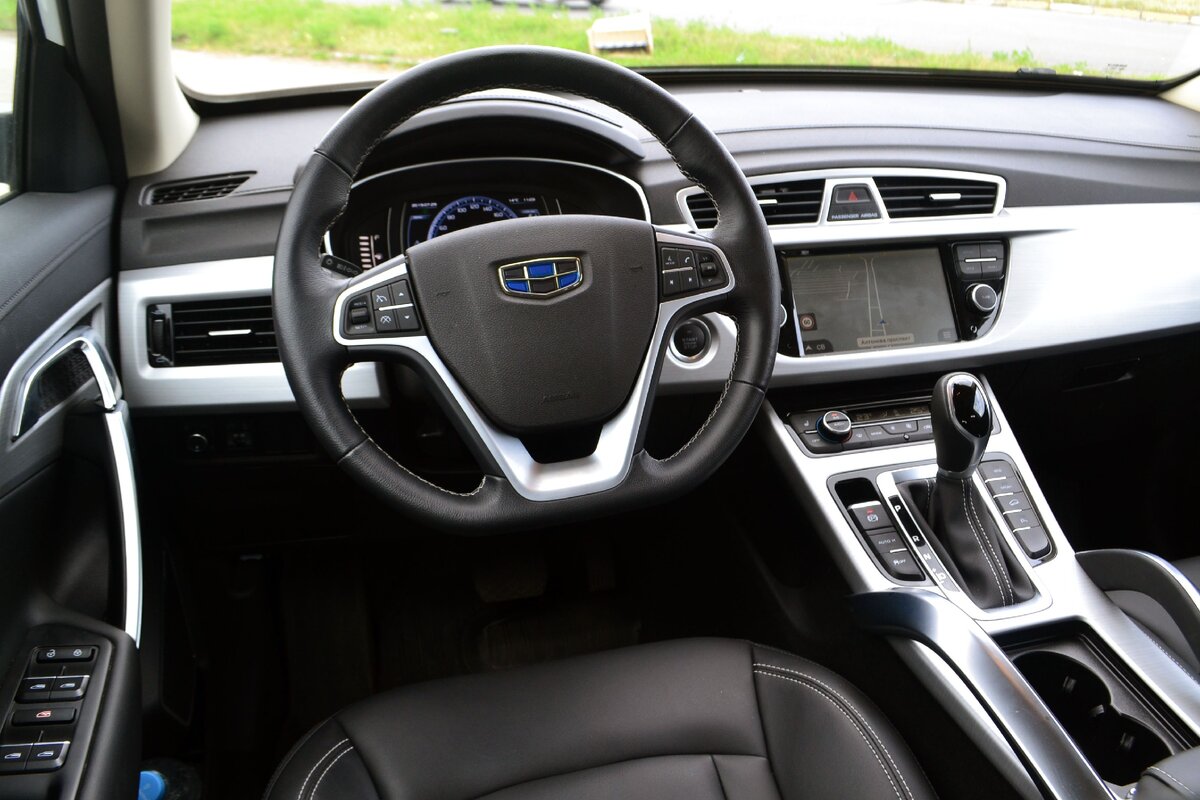 Это интерьер Geely Atlas. У конкурентов за эти деньги будет сплошь жесткий пластик и более скромное оборудование.