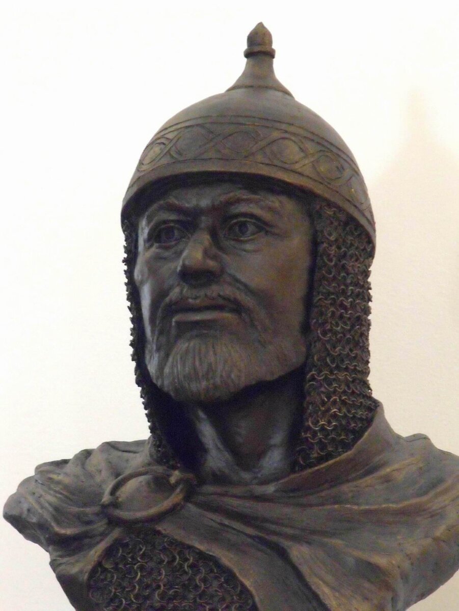 Бюст с реконструированным внешним обликом князя Олега Рязанского по его черепу.