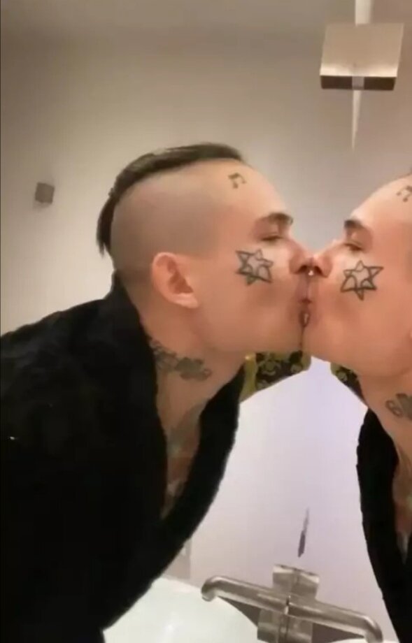 Всем привет!!! Сегодня такое замечательное утро, и мне вдруг захотелось написать про кумира школьников и молодежи))) как думаете про кого!?... 😅 Про топового репера по его словам ... Встречайте этого любителя покуражиться Алишер Моргенштерн!!! Речь пойдёт обо всём и в то же время ни о чём. 
Все кто хоть чуточку проводят времени в интернете, неоднократно попадались сенсационные видео или просто фото. Одним словом снова в деле и готов разносить все цифровые площадки !!! Можно бы было использовать лексику Моргенштерна😅🤣 для более красочного эффекта, но лучше воздержаться.