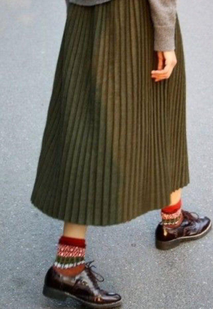Образы с длинными носками. Кроссовки под школьную форму. Носки босс. Длинные носки с юбкой. Белые носки с ботинками.