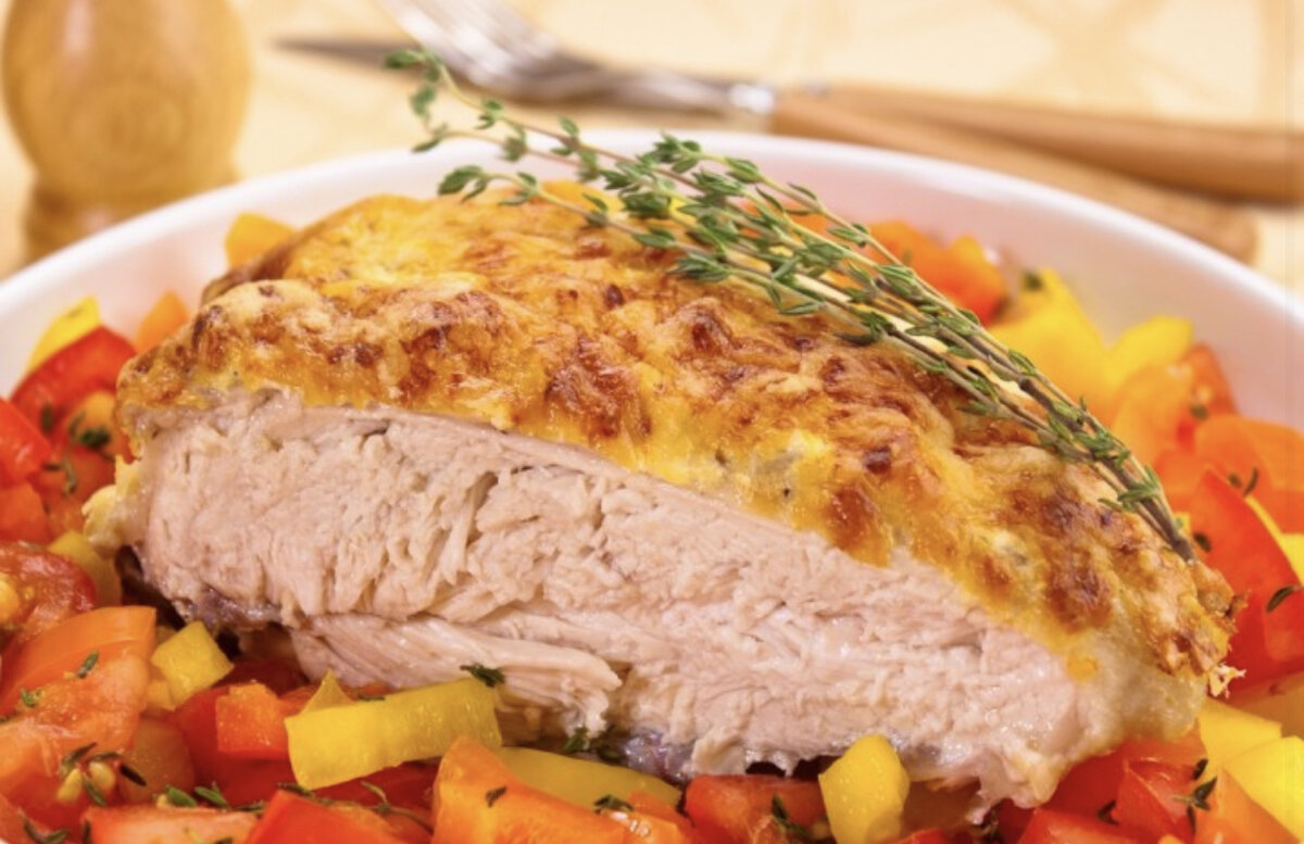 Куриные грудки под. Куриная грудка под йогуртовым соусом с сыром. Куриная грудка под сметанно-чесночным соусом. Грудка в духовке с овощной смесью. Курица по купечески