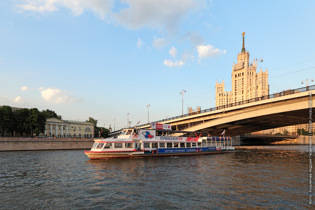 Прогулки на теплоходе по реке отзывы. Теплоход Москва река. Пароход Москва река. Теплоход Московский. Корабль платформа Москва река.