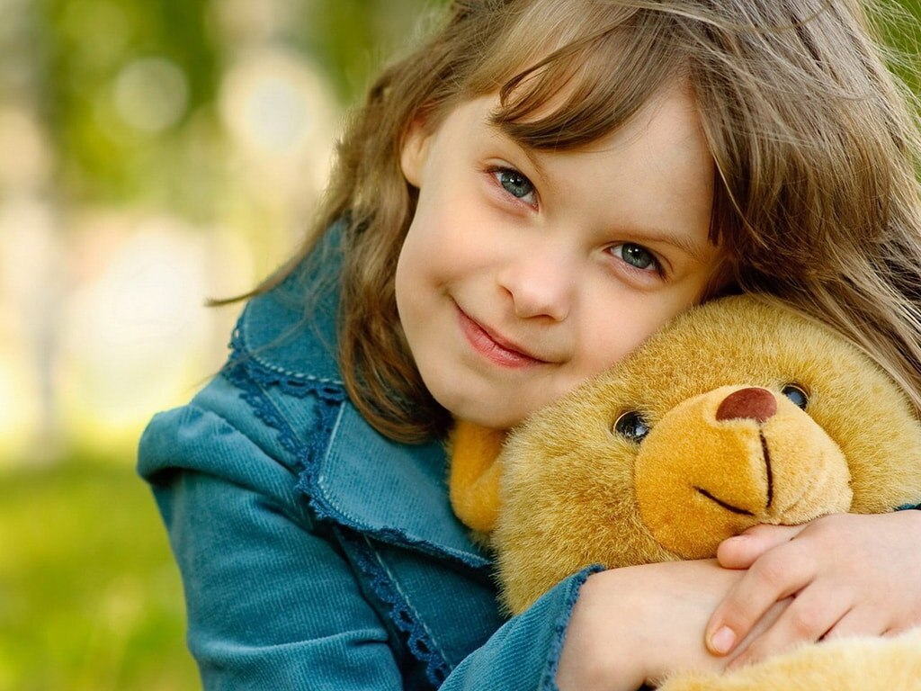 С ребенком надо обращаться ровно и спокойно.