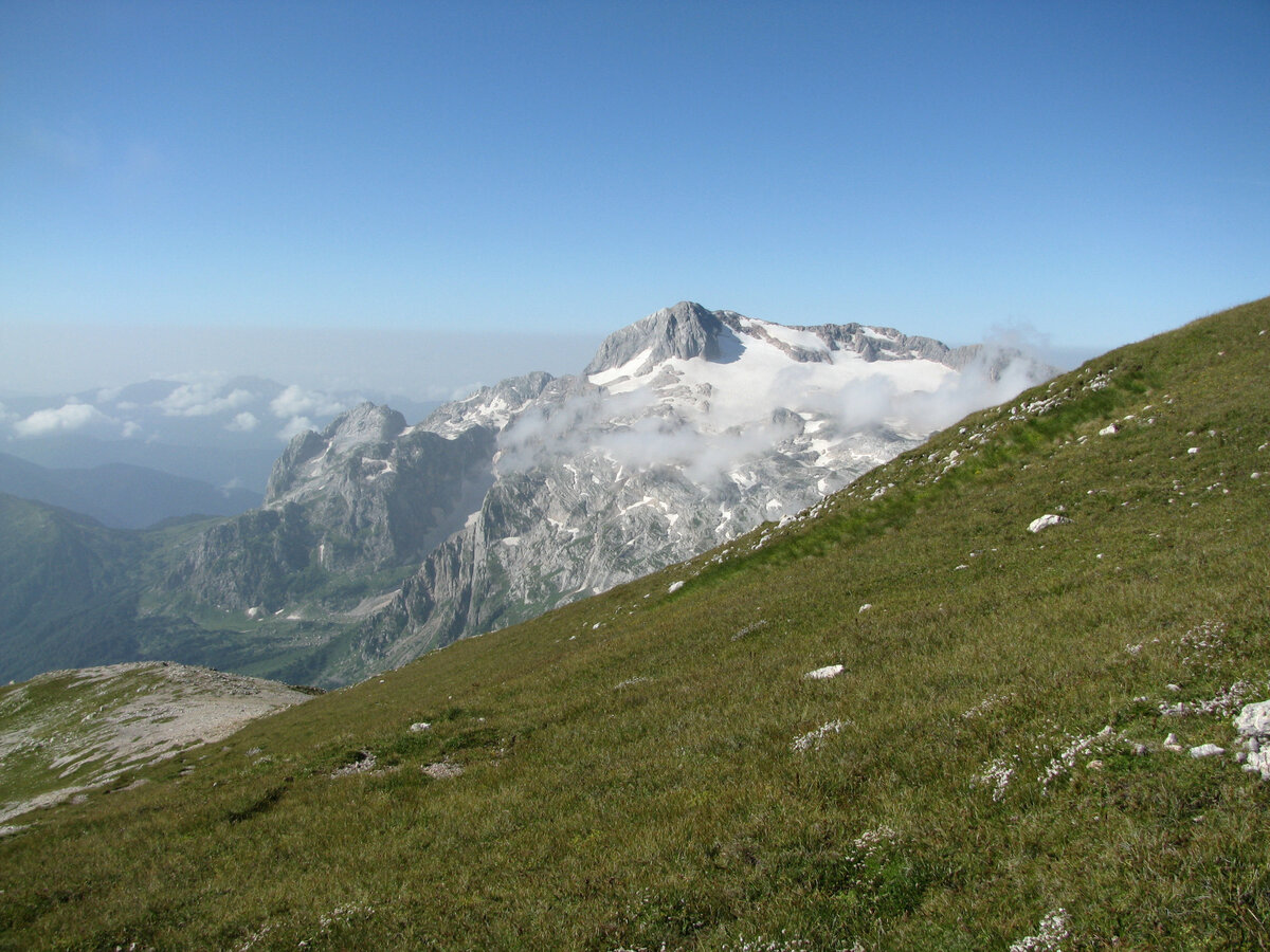 Вид горы Фишт на тропе к вершине горы Оштен