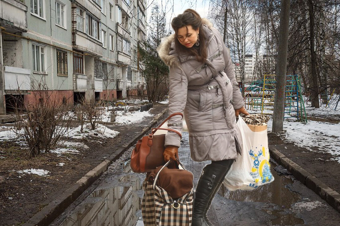 Носить тяжелую ношу. Женщина с тяжелыми сумками. Тяжелые сумки с продуктами. Зимой с тяжелыми сумками. Усталая девушка с сумками.