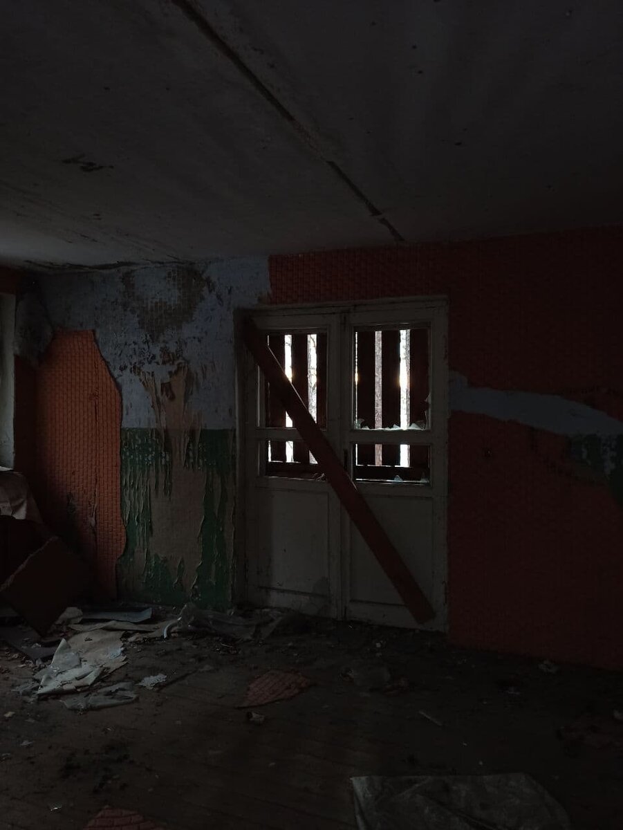 Заброшенный номер на территории санатароя