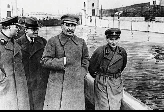 И. Сталин, К. Ворошилов, Молотов и Н. Ежов