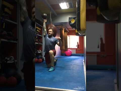 Жим гири "на попа", стоя на одном колене