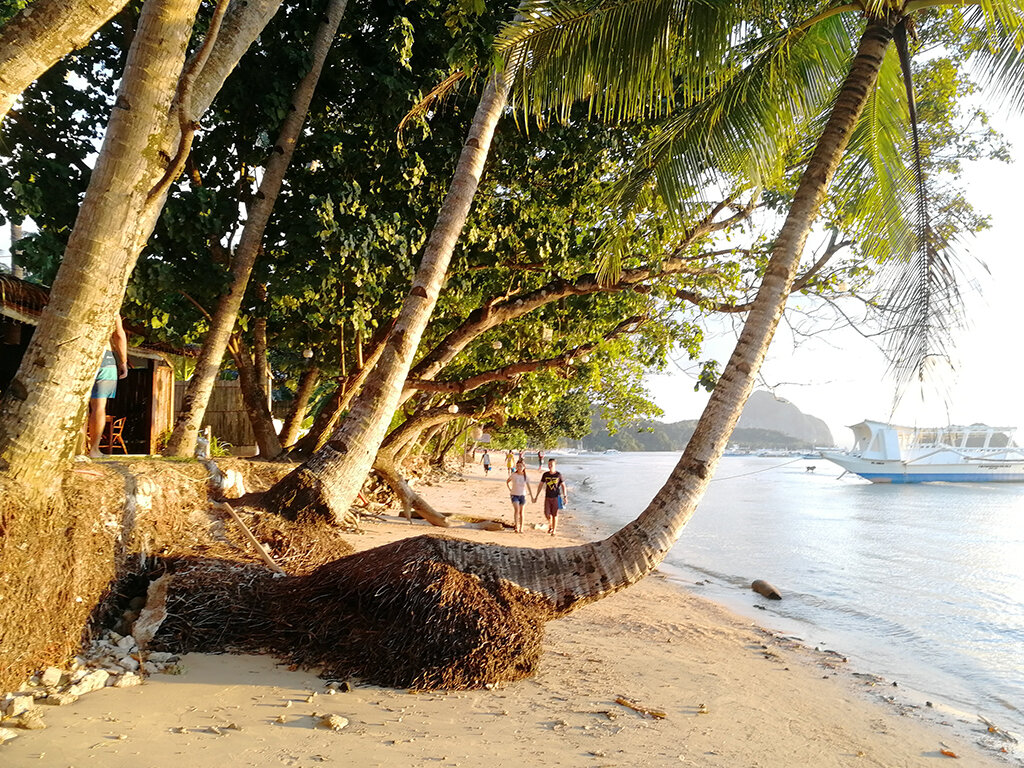 Пляж Корон-Корон возле поселка Эль-Нидо, о. Палаван, Филиппины