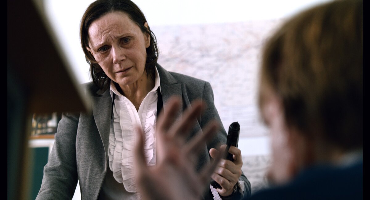 У Аллы Николаевны (её сыграла великолепно Ирина Купченко) из-за выгорания на работе астеническая акцентуация характера переросла в настоящую неврастению (уже болезнь)
(С) Алексей Петрухин. "Училка" (2015 г.). Изображение используется в образовательных целях