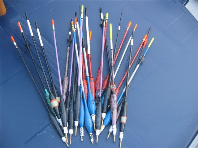 Поплавок необходим для сигнализации рыбаку о попытке рыбы снять наживку с крючка. Имеется огромное разнообразие поплавков, как говорится на разный вкус и цвет. А соответствующие характеристики для использования их в тех или иных условиях имеют не все.Корпус, антенна (сигнализатор), киль - части поплавка. Корпус обычно делается из легковесного материала, который должен быть легче воды, например, бальза. Для постоянного вертикального положения поплавок обеспечивают килем. Его делают из материалов, которые погружаются в воду. Сигнализатором поклевок является антенна, которая может быть изготовлена из какого угодно материала. Главное, чтобы она виднелась на определенной дистанции. Для этого ее окрашивают в насыщенный цвет. Отсутствие киля или антенны допускается при определенных видах поплавков.Давние предки делали поплавки из обычного куска коры, которой теперь представляет собой элегантное конструктивное изделие, к тому же отлично управляемое.Огромным количеством образцов обладают специалисты поплавочной ловли. Маленькие поплавки нужны для ужения плотвы, окуня, красноперки, вблизи берега, на небольшой глубине. Их предназначение - рыбалка на прудах, озерах, водохранилищах. Требуемые условия к нему: небольшой участок торчащей антенны над водой. А вот поплавки при ловле на течении должны иметь бочкообразнуюформу, поэтому его трудно положить на сторону течения или по ветру. Чтобы поплавок нормально выносил нагрузки и выполнял назначение сигнализатора поклевки, он должен иметь большой диаметр, который не даст ему утонуть.Поплавки тяжелой конструкции применяются в дальнем забросе. С помощью такого механизма допускается заброс приманки на 30-40 метров, рассчитанный на определенную цель стоянки рыбы. Такие поплавки закрепляются стопорным узлом. Киль для них используется из металла.Мощные поплавки, напоминающие форму бочки, применяют для ужения на живую прикормку. Главная их функция – сдерживать на положенной глубине приманку. Такого поплавка хищник не испугается. Поплавок закрепляется с помощью резиновых колец или стопорного узла. На киле должна быть колечко.При выборе раскраски антенны нужно учитывать погодные условия. Например, в солнечный яркий день прекрасно виден красный цвет, а в непогожий – зеленый. Самые известные и общеупотребляемые цвета антенн – желтый, зеленый, ну и, конечно же, красный.Поплавок можно сделать самому. Из пенопласта или пробки вырезается небольшой шар, примерно 14-15 мм в диаметре. В центре просверливается отверстие, вкручивается деревянный стержень, внизу делается «восьмерка» для прихватки лески. Затем поплавок можно покрасить голубой или зеленой краской, а верх - полосками из трех-четырех красочных цветов. Такой поплавок подходит на осторожные поклевки рыбы.Выбор поплавка зависит от индивидуальных потребностей, вида рыбалки и желания получить удовольствие и хороший улов.