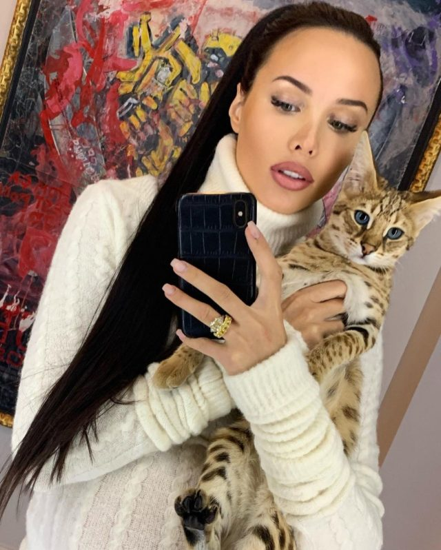 Анастасия Решетова с кошкой Багирой. Фото: instagram.com/volkonskaya.reshetova/