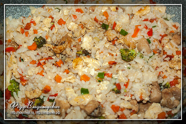 Тяхан Тори — японский рис с курицей, яйцом и овощами