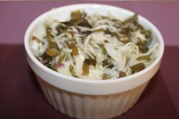 Салат из простой и морской капусты. Скриншот из видео. Используется и распространяется бесплатно по лицензии https://www.youtube.com/t/terms